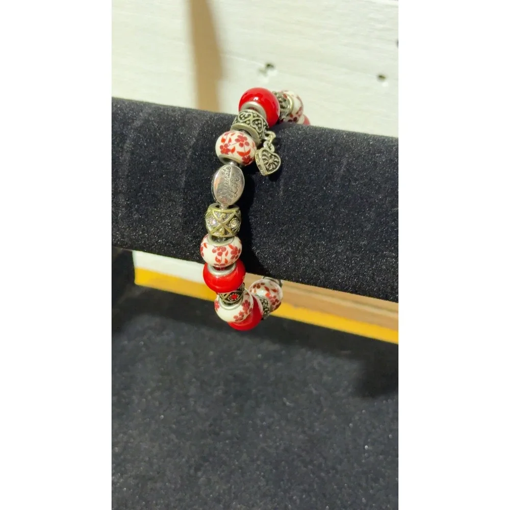 Red White Floral Bead Charm Bracelet Silver Tone Heart Detail